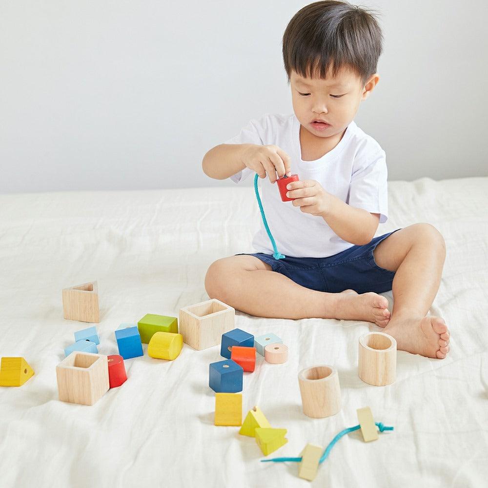 Plan Toys: kolorowa przewlekanka Geo Lacing Beads - Noski Noski