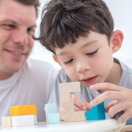 Puzzle 3D Plantoys Cube Mini, rozwijające umiejętności przestrzenne, kolorowe drewniane klocki, idealne dla dzieci od 3 lat.