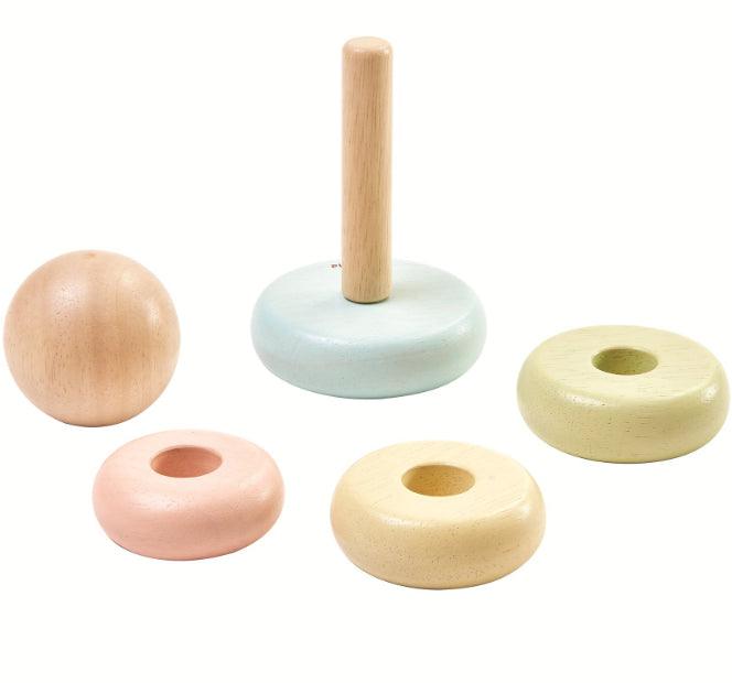 Plan Toys: pastelowa wieża First Stacking Rings - Noski Noski