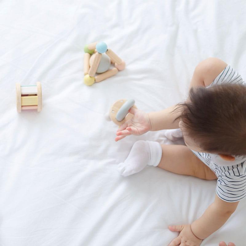 Plan Toys: pastelowa zabawka dla niemowląt Roller - Noski Noski
