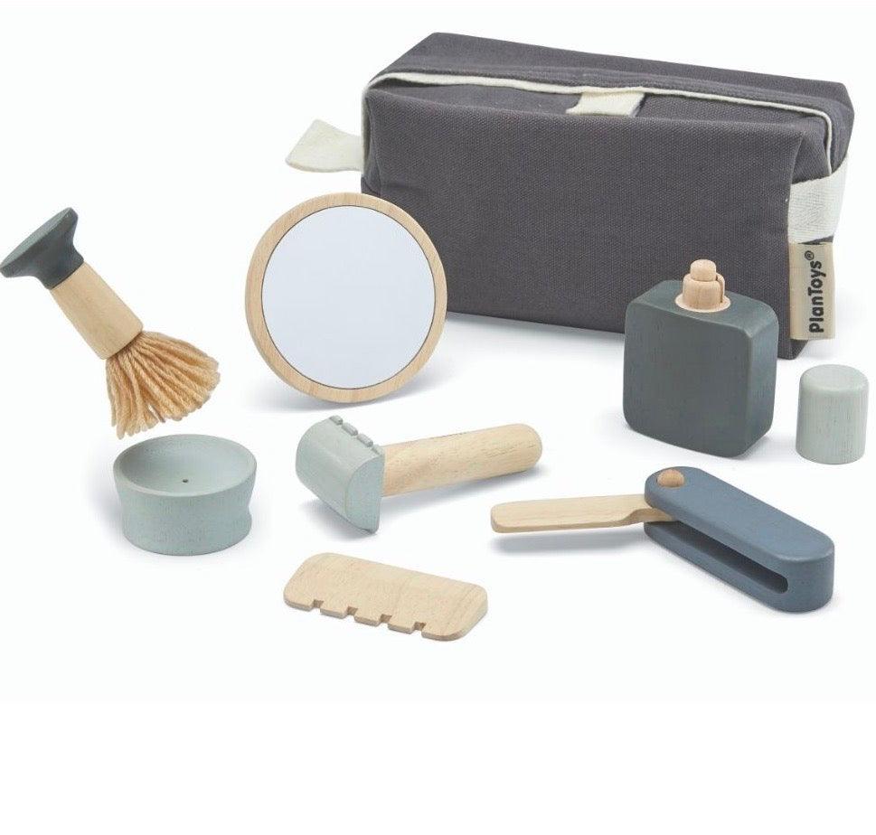 Zestaw do golenia Plantoys Wooden Shaving Set dla dzieci, zawierający brzytwę i akcesoria do kreatywnej zabawy.