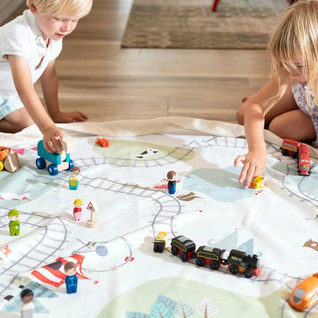 Pojemnik na zabawki i mata w jednym, Play&Go Fairytale Trainmap z torami kolejowymi i misiami dla dzieci.
