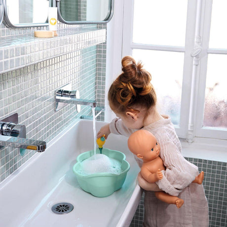 Lalka bobas Pomea Prune do kąpieli, miękka i przyjemna w dotyku, idealna towarzyszka kąpielowych zabaw dla dzieci.