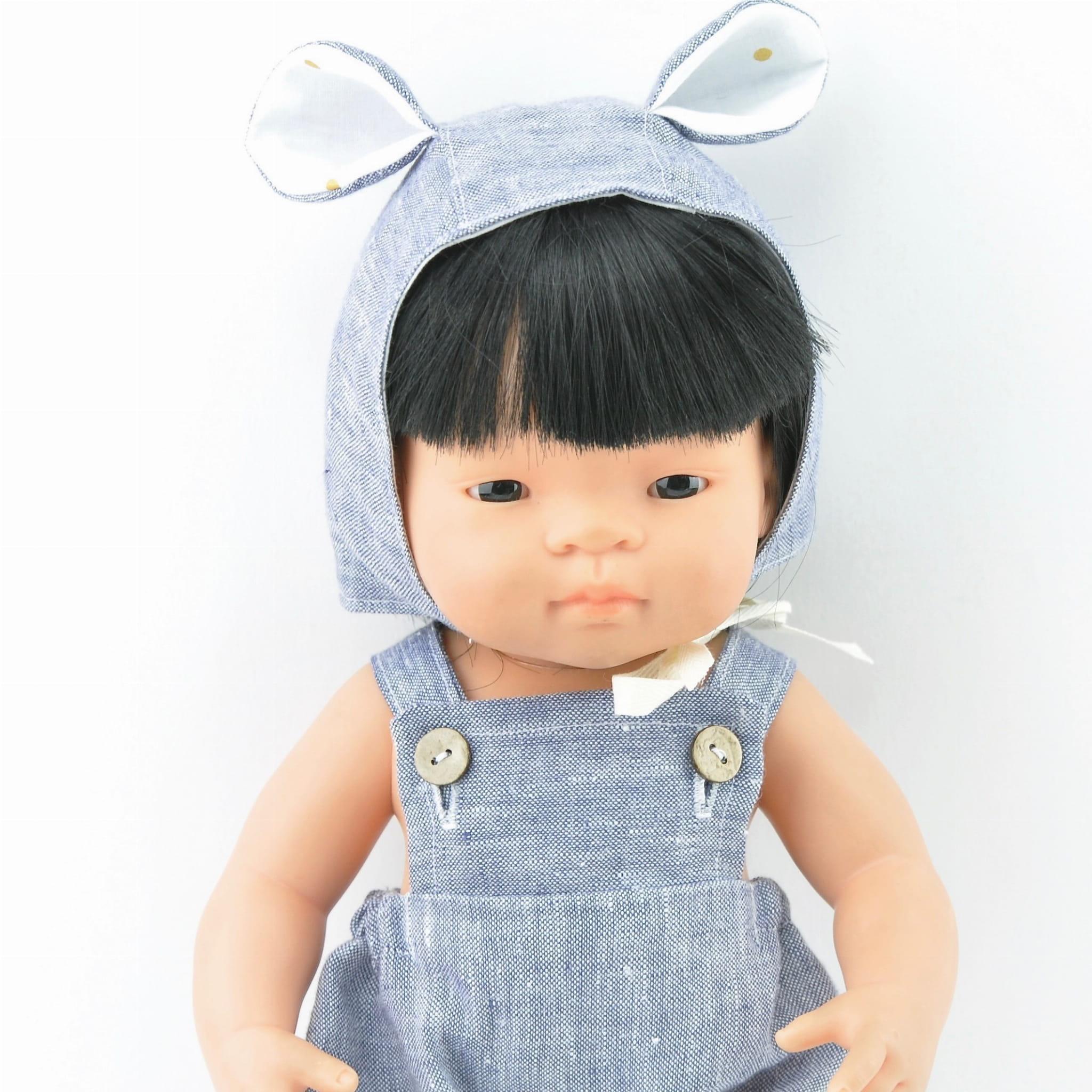 Przytullale: błękitny lniany kombinezon i bonnetka z uszkami ubranko dla lalki Miniland - Noski Noski