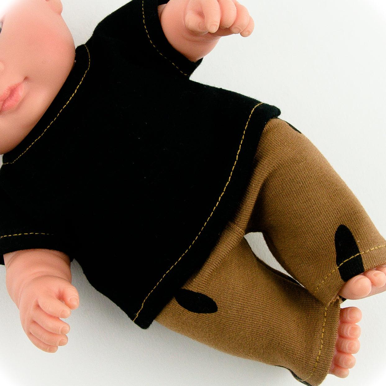 Przytullale: czarna bluzeczka i brązowe spodenki ubranko dla mini lalki Miniland - Noski Noski
