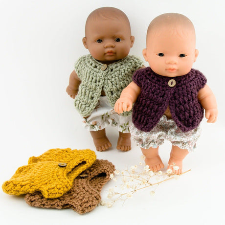 Kamizelka dla lalki Miniland na szydełku, ubranko z włóczki dla lalki Przytullale, dostępne w czterech kolorach.