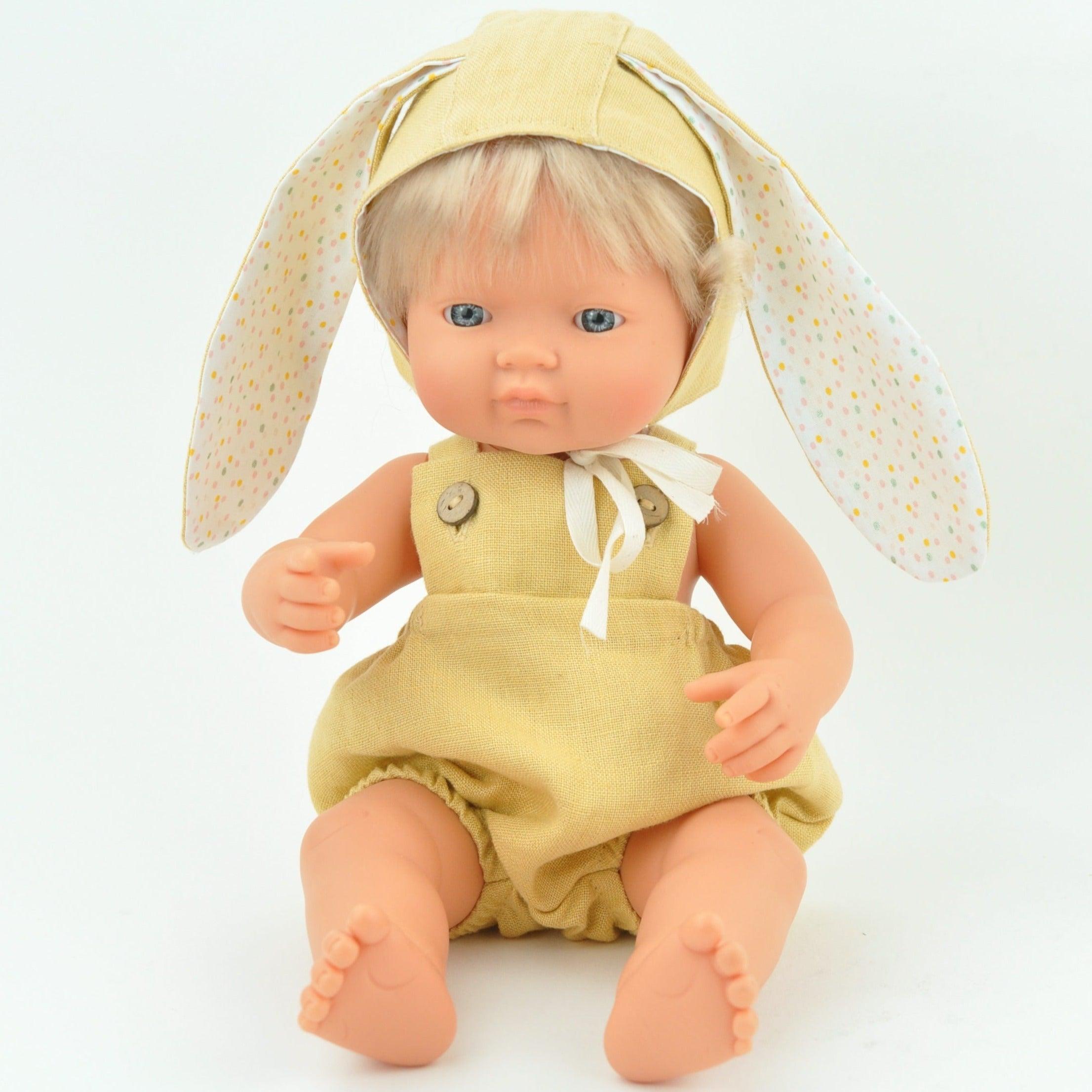 Przytullale: lniany kombinezon i bonnetka z uszkami ubranko dla lalki Miniland - Noski Noski