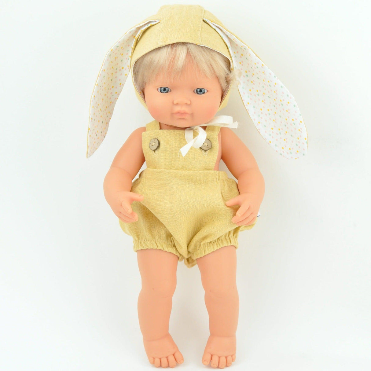 Przytullale: lniany kombinezon i bonnetka z uszkami ubranko dla lalki Miniland - Noski Noski