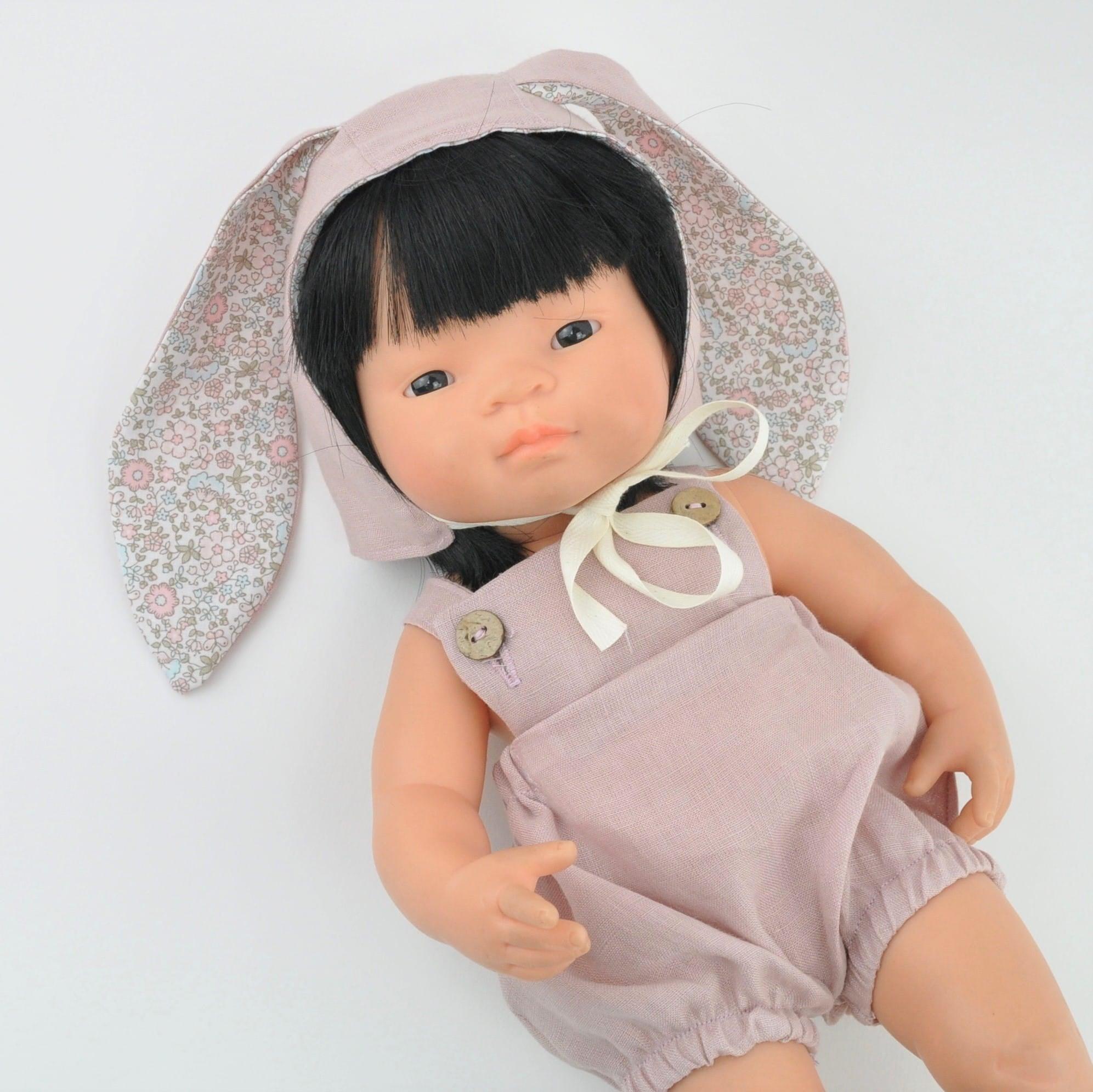 Przytullale: różowy lniany kombinezon i bonnetka z uszkami ubranko dla lalki Miniland - Noski Noski