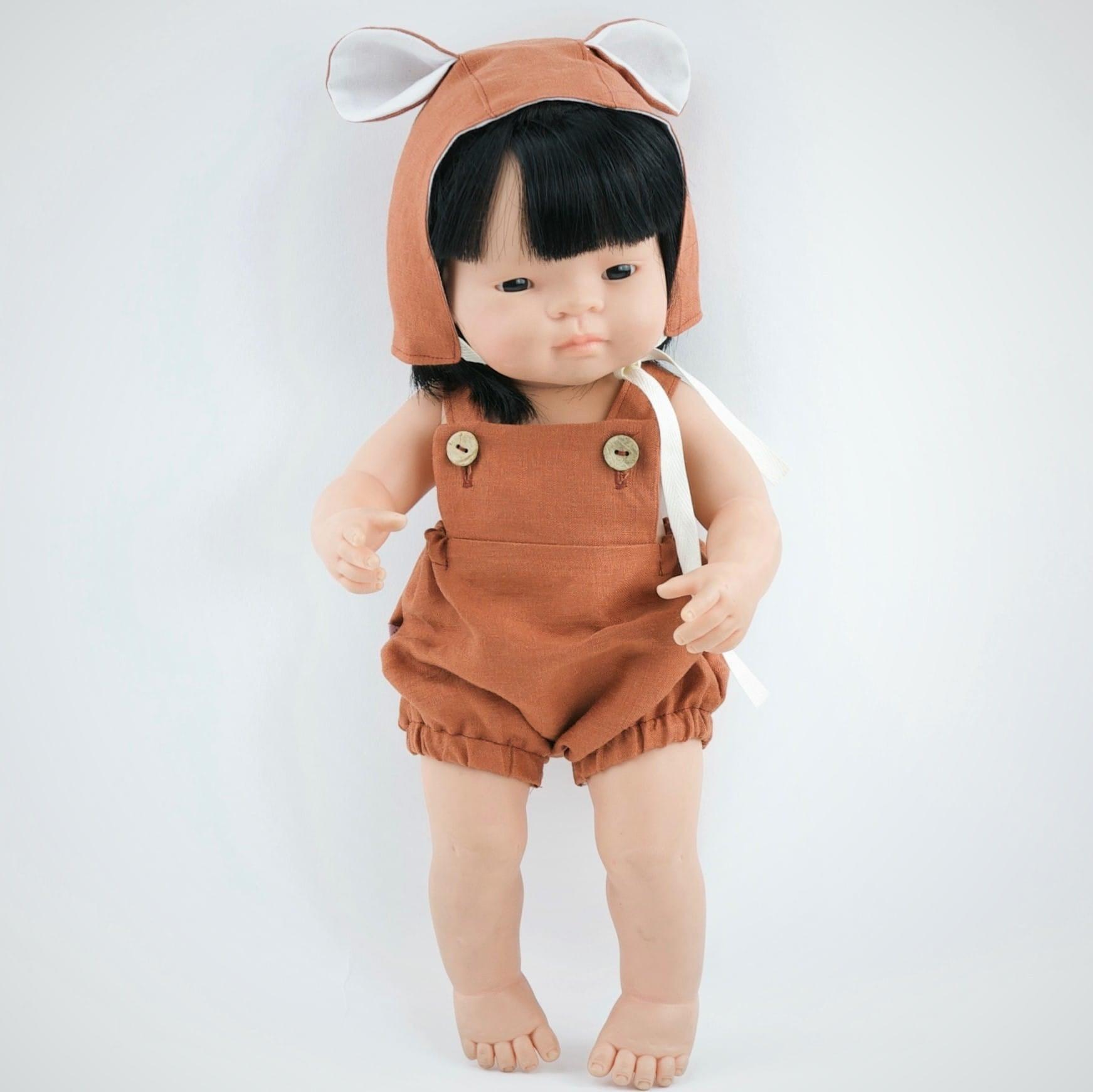 Przytullale: rudy lniany kombinezon i bonnetka z uszkami ubranko dla lalki Miniland - Noski Noski