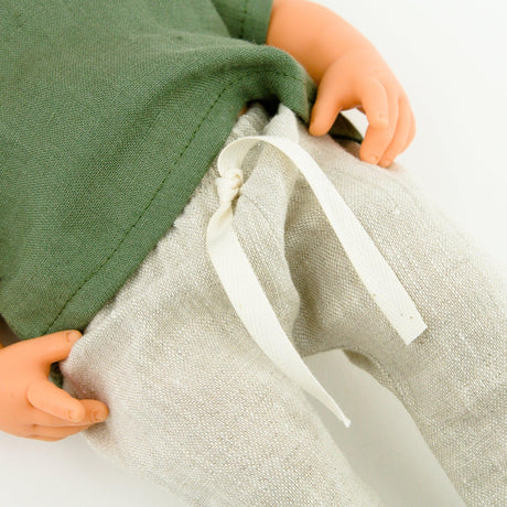 Przytullale: zielona bluzka i lniane spodenki ubranko dla lalki Miniland - Noski Noski