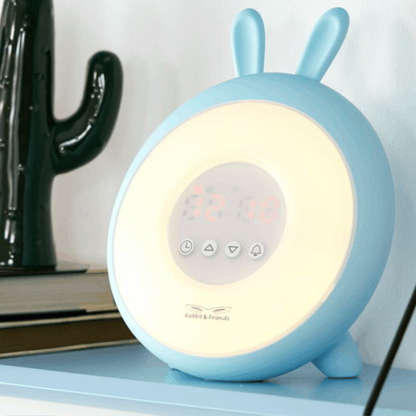 Lampka nocna budzik Rabbit & Friends Króliczek, zegarek i lampka dla przedszkolaków i dzieci, ułatwiający pobudki.