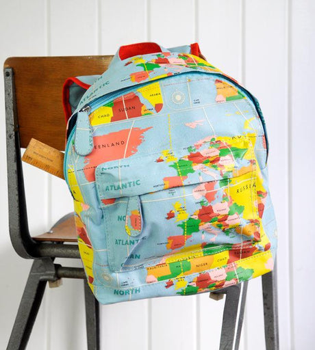 Wygodny plecak Rex London Mini dla przedszkolaka, idealny dla chłopca na codzienne wyjścia i wycieczki, z pięknymi wzorami.