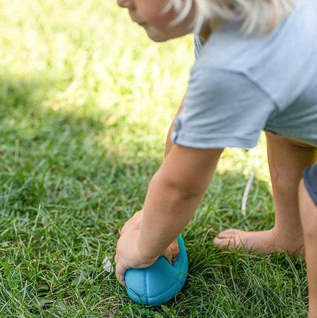 Miękka piłka sensoryczna Rubbabu Sport z naturalnego kauczuku, bezpieczna dla dzieci, idealna do zabawy i rozwoju sensorycznego.