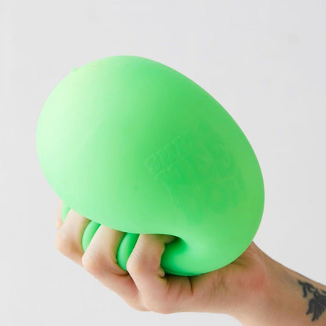 Zabawka sensoryczna gniotek squishy Schylling Super Needoh XL, która relaksuje i dostarcza ekscytujących doznań.