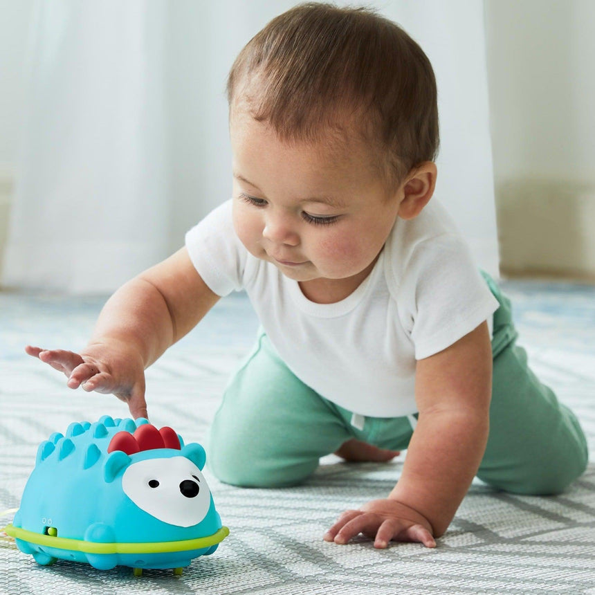 Skip Hop: zabawka do raczkowania jeżyk Explore & More Hello Hedgehog Crawl Toy - Noski Noski