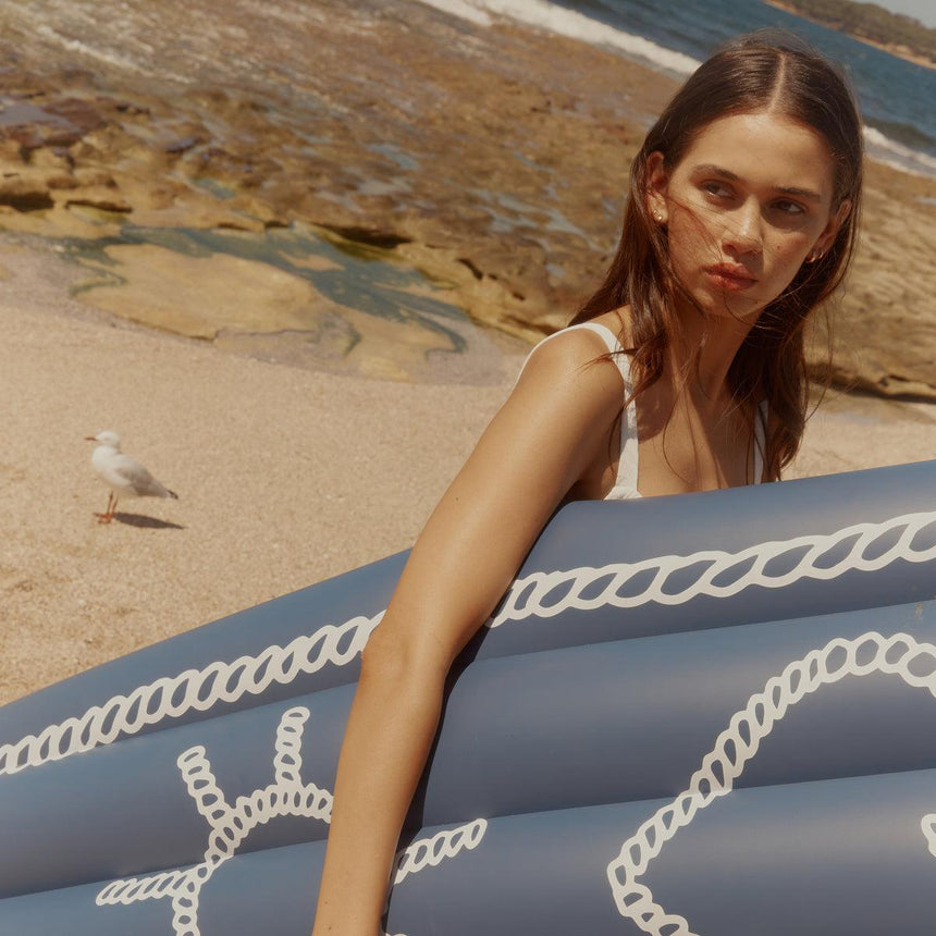Sunnylife: dmuchany materac do pływania deska Luxe I Love Sun - Noski Noski