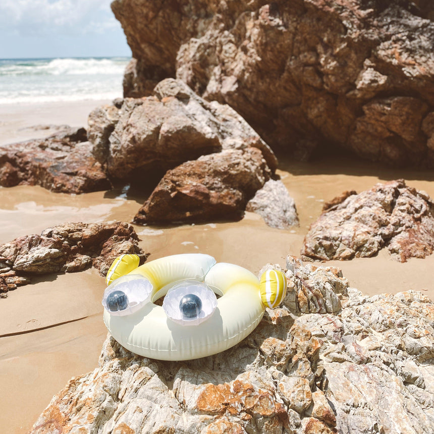Sunnylife: małe dmuchane koło do pływania Monty the Monster - Noski Noski