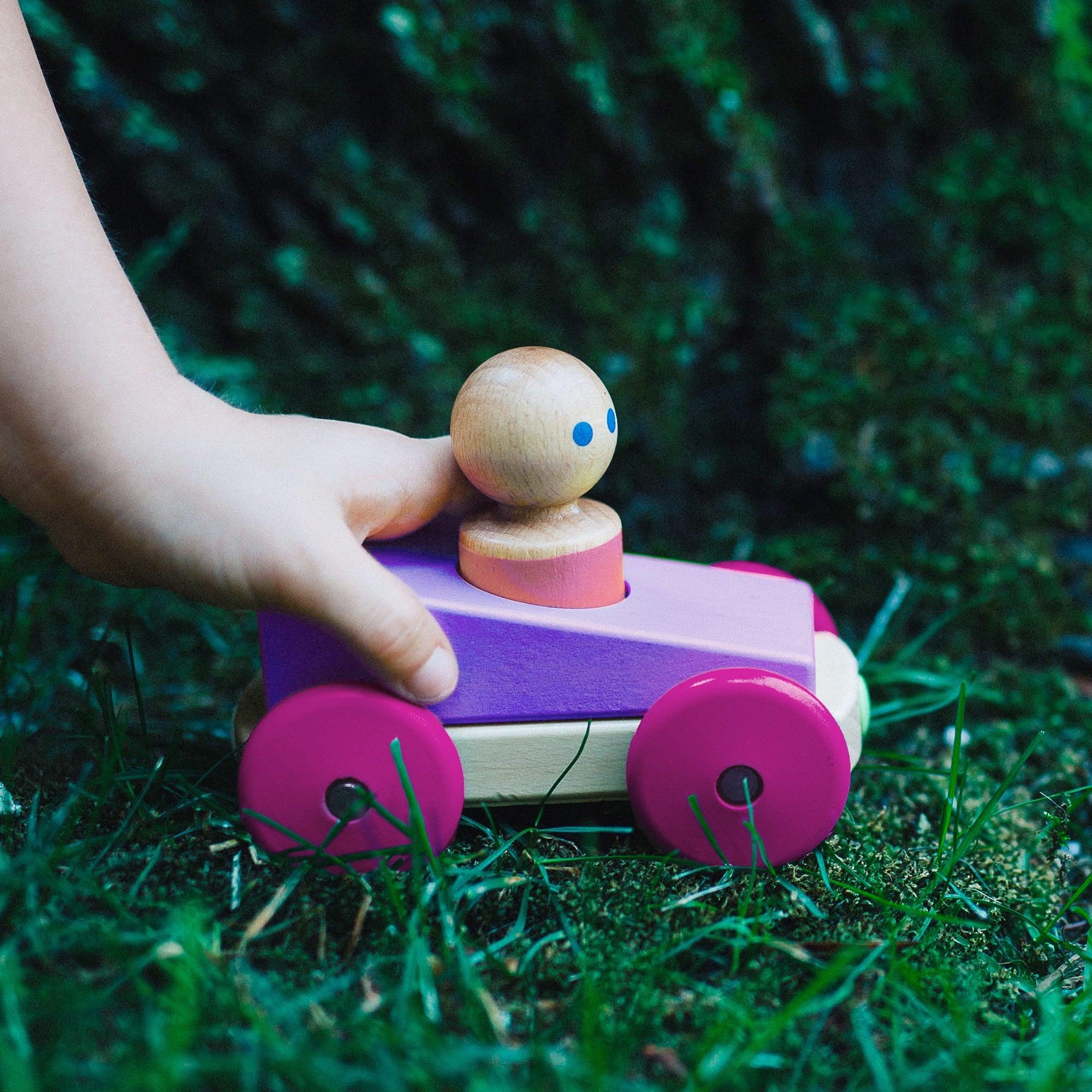 Tegu: drewniane autko Baby & Toddler Magnetic Racer - Noski Noski