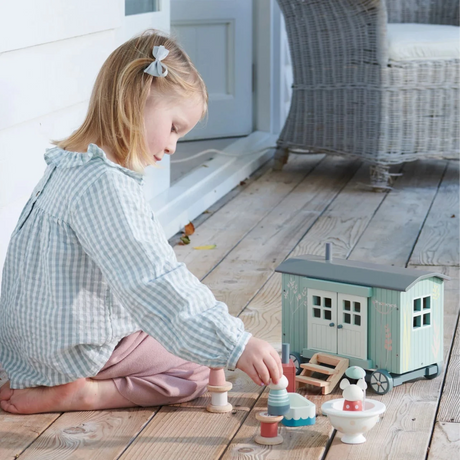 Tender Leaf Toys: chatka dla myszek na kółkach Secret Meadow Shepherds Hut - Noski Noski