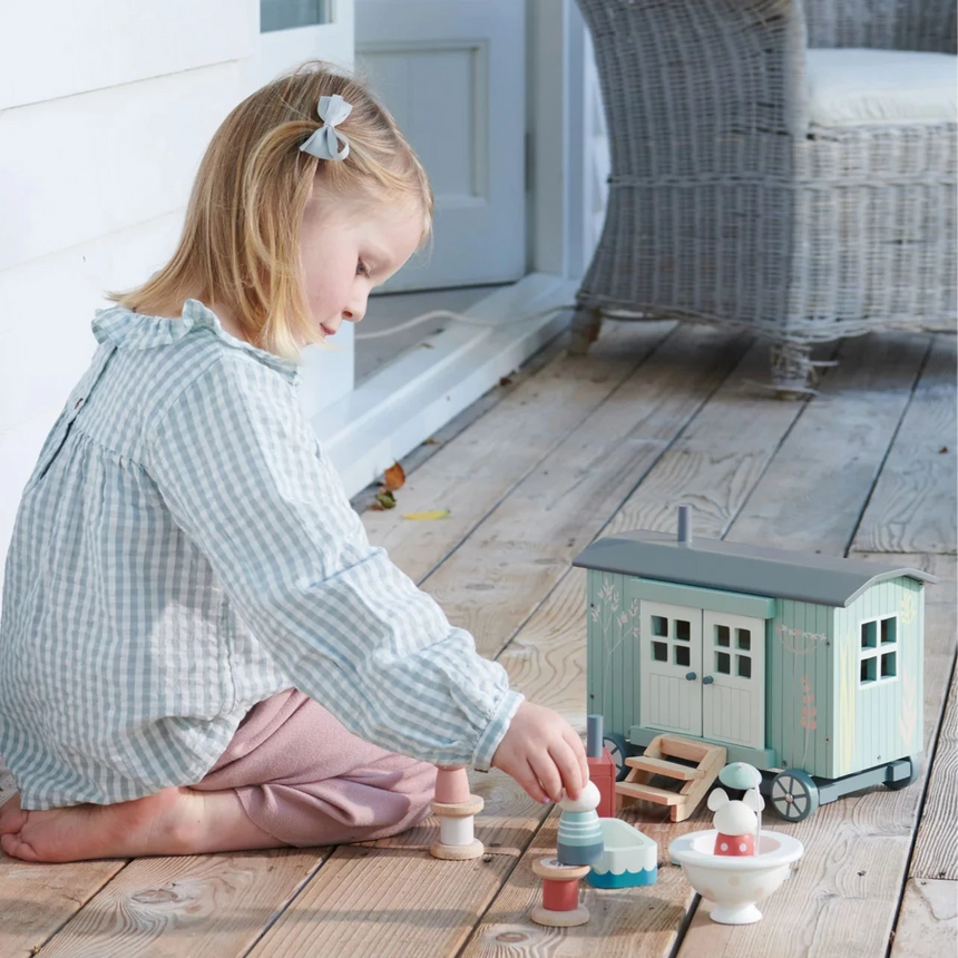 Tender Leaf Toys: chatka dla myszek na kółkach Secret Meadow Shepherds Hut - Noski Noski