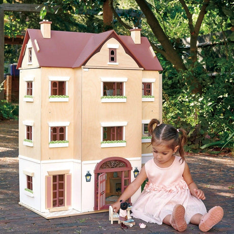 Drewniany domek dla lalek Tender Leaf Toys Fantail Hall, czteropiętrowa rezydencja w brytyjskim stylu z podnoszonym dachem.