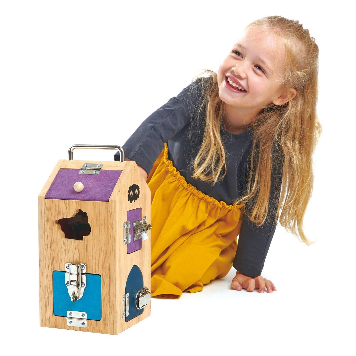 Tender Leaf Toys: domek manipulacyjny z zamkami Monster Lock Box - Noski Noski