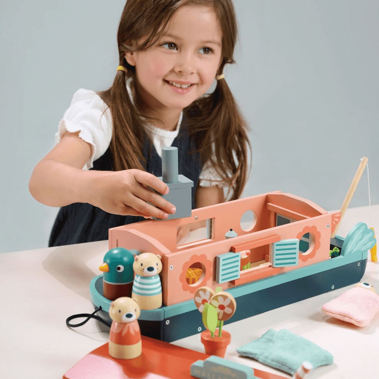 Tender Leaf Toys: domek wydry na barce Little Otter Canal Boat - Noski Noski