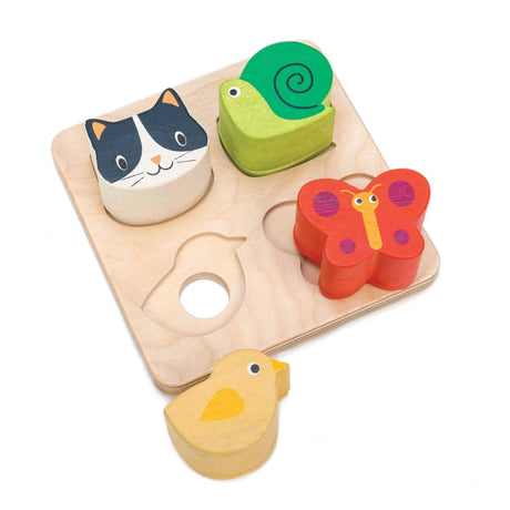 Zabawki sensoryczne dla niemowląt Tender Leaf Toys - drewniana podstawka i klocki w kształcie zwierzątek.