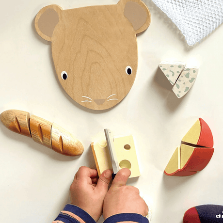 Drewniana deska serów Tender Leaf Toys w kształcie myszki z akcesoriami, idealna do zabawy w przyjęcie dla dzieci.