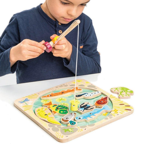 Gra zręcznościowa Tender Leaf Toys Pond Dipping - drewniana wędka dla dzieci, rozwija manualną zręczność i koncentrację.