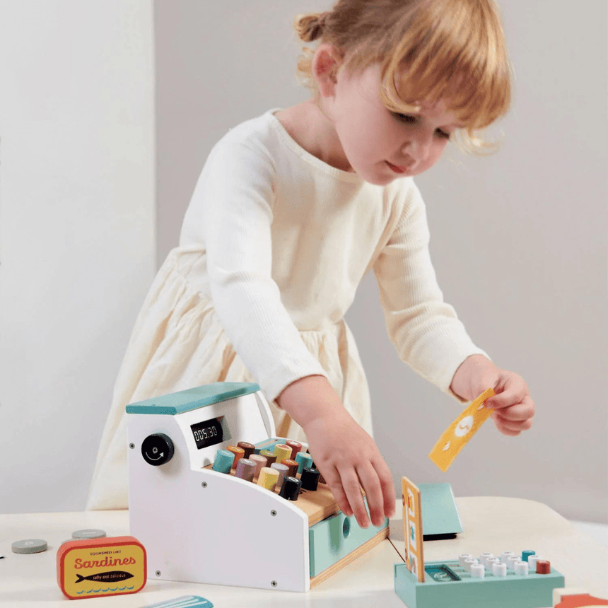 Tender Leaf Toys: drewniana kasa sklepowa ze skanerem General Stores Till - Noski Noski