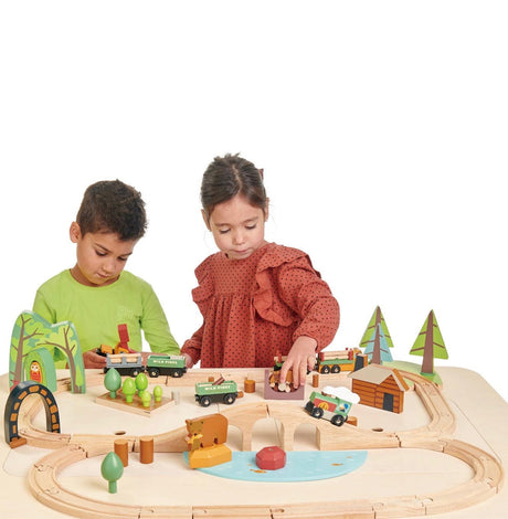 Tender Leaf Toys: drewniana kolejka Wild Pines Train Set - Noski Noski
