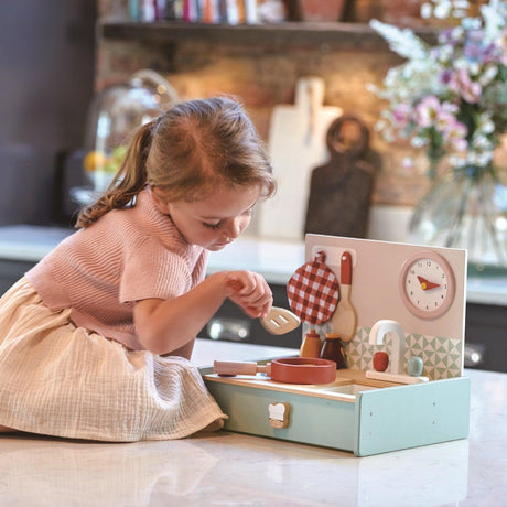 Tender Leaf Toys: drewniana kuchnia przenośna Mini Chef Kitchenette - Noski Noski