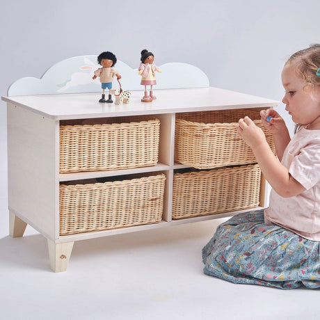 Drewniana komoda dla dzieci Tender Leaf Toys z wiklinowymi koszykami i pastelowymi kolorami, idealna do pokoju malucha.
