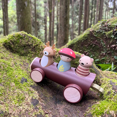 Drewniane figurki zwierząt Tender Leaf Toys Timber Taxi: jelonek, muchomorek, miś w uroczym drewnianym samochodziku.