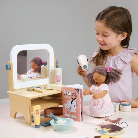 Drewniany zestaw fryzjerski Tender Leaf Toys Hair Salon - toaletka dla dzieci do kreatywnej zabawy i rozwijania umiejętności.