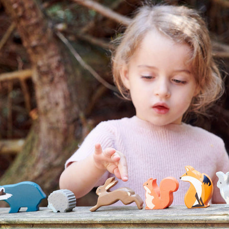 Tender Leaf Toys Leśne Zwierzęta drewniane figurki do zabawy, zestaw 8 trwałych i precyzyjnie wykonanych zwierzątek.