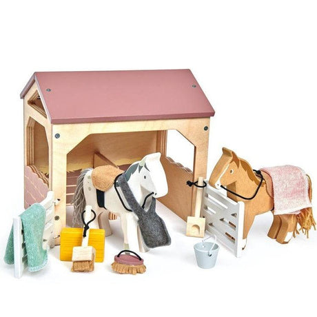 Drewniane figurki koni Tender Leaf Toys - zabawka stajnia w zestawie z akcesoriami do zabawy w stadninę koni.