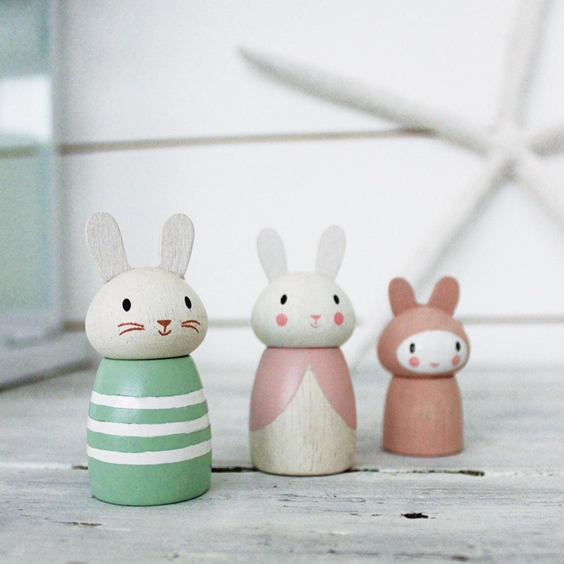 Tender Leaf Toys: drewniane figurki zajączki Bunny Tales - Noski Noski