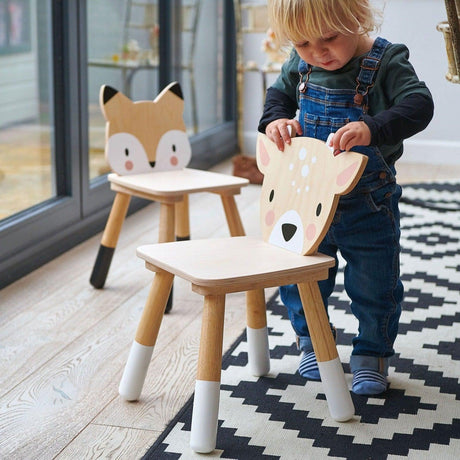 Drewniane krzesełko dla dzieci Tender Leaf Toys Forest Chair, stabilne i urocze, z oparciem w kształcie leśnego zwierzaka.