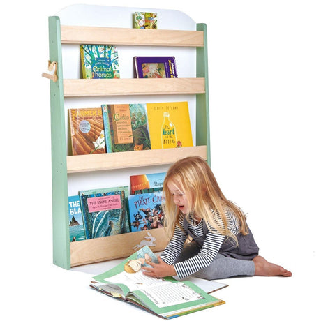 Regał na książki Tender Leaf Toys Forest z 4 półkami i wieszakiem do dziecięcego pokoiku, funkcjonalny i estetyczny.