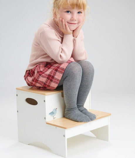 Drewniany schodek Tender Leaf Toys Forest Steps z funkcją schowka, idealny do pokoju dziecięcego, wspiera samodzielność i porządek.
