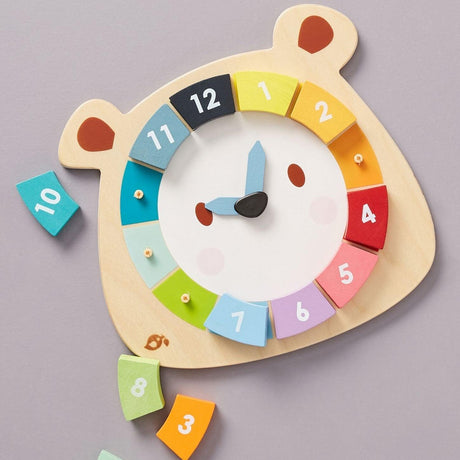 Drewniany zegar edukacyjny Tender Leaf Toys Bear Colors Clock do nauki godzin, rozpoznawania kolorów i liczenia dla dzieci.