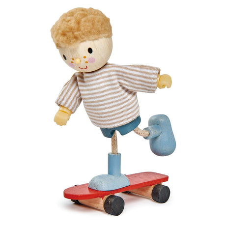 Deskorolka Tender Leaf Toys Edward - drewniana figurka dla dzieci, doskonała do kreatywnej zabawy, bezpieczna i urocza.