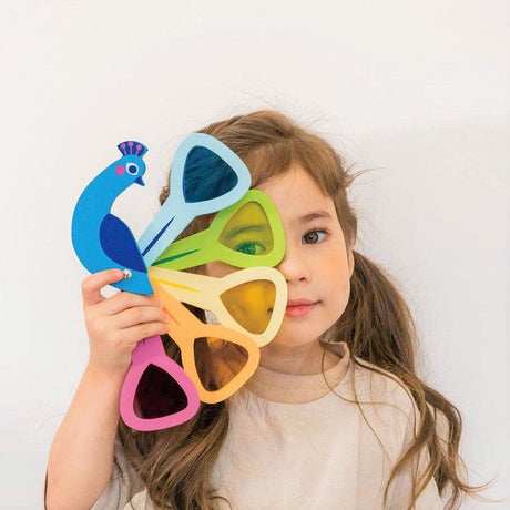 Kolorowy paw drewniana zabawka edukacyjna Tender Leaf Toys, eksperymentuj z kolorami i odkrywaj świat na nowo.