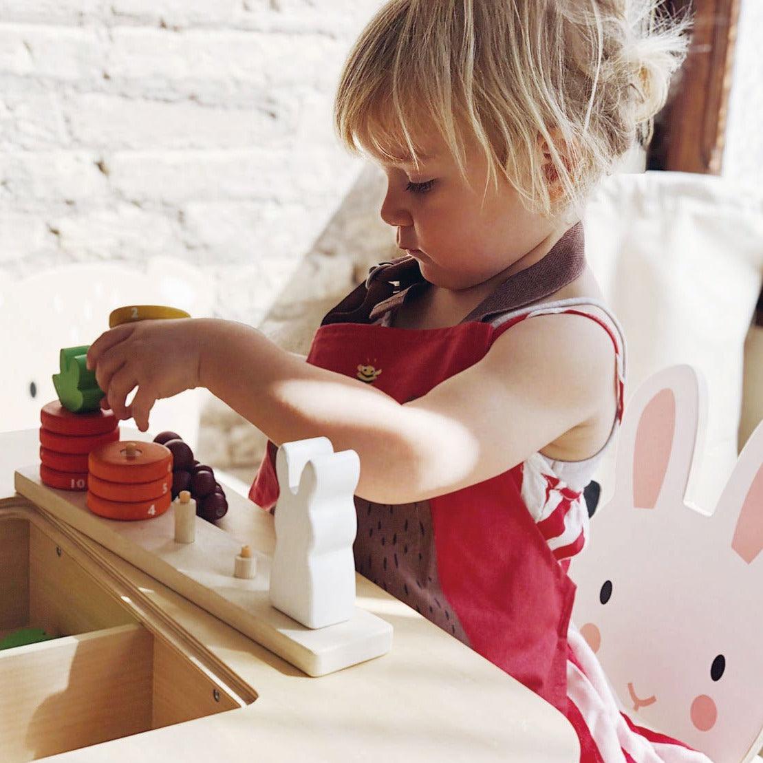 Tender Leaf Toys: stolik i dwa krzesełka dla dzieci Forest - Noski Noski
