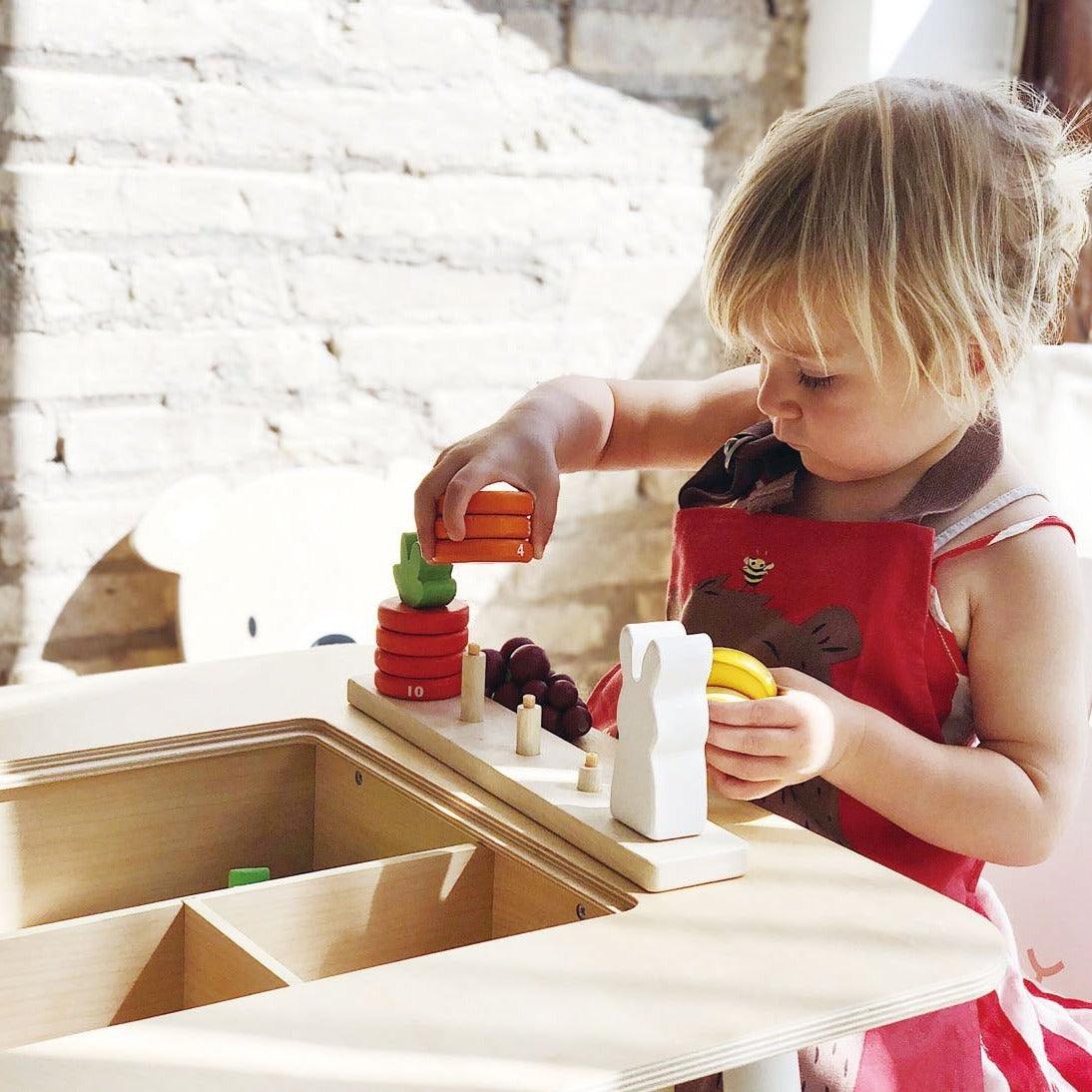 Tender Leaf Toys: stolik i dwa krzesełka dla dzieci Forest - Noski Noski