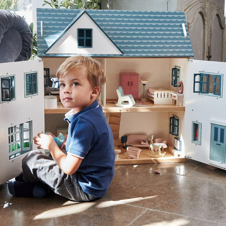 Trzypiętrowy, drewniany domek dla lalek Tender Leaf Toys Dovetail House z otwieranym frontem i podnoszonym dachem, idealny do zabawy.