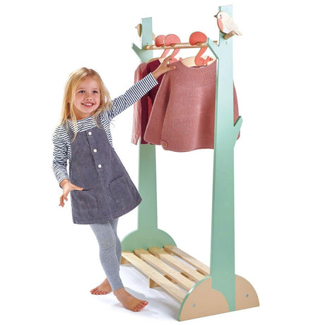 Wieszak na ubrania dla dzieci Tender Leaf Toys Forest Clothes Rail z naturalnego drewna, stabilny i z uroczymi detalami.